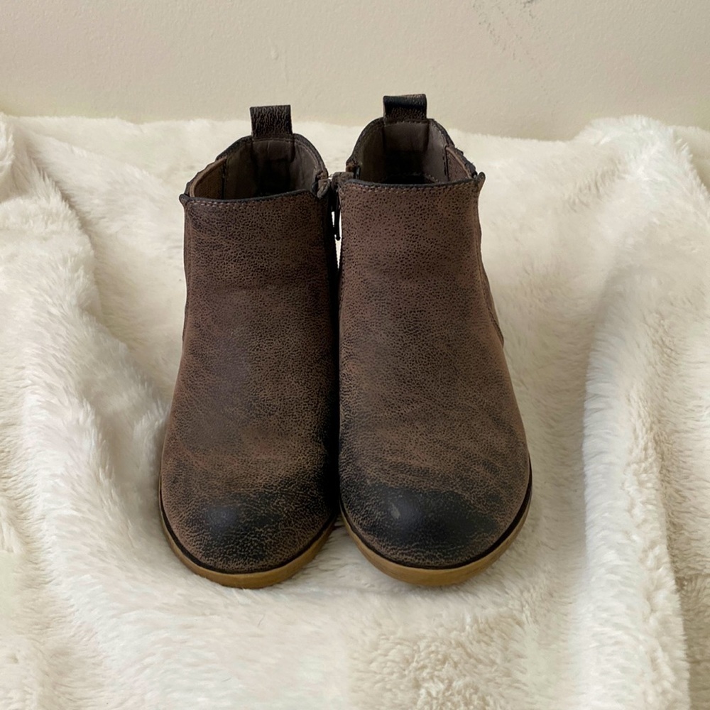 Girls rustic brown suede like ankle boot size 12M - Picture 2 of 6